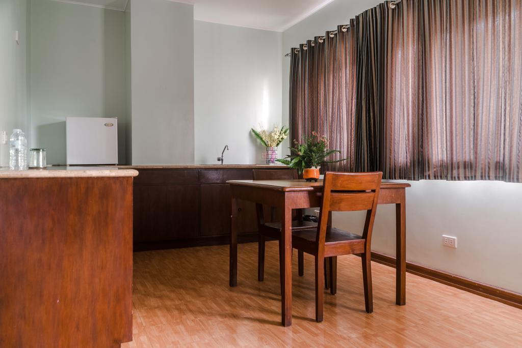 Oftana Suites Mandaue-stad Buitenkant foto